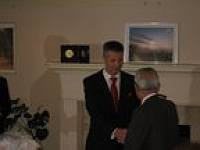 加藤氏と握手するArtis Pabriksラトビア外務大臣